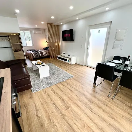 Апартаменты De Prestige Jardin Privatif Parking