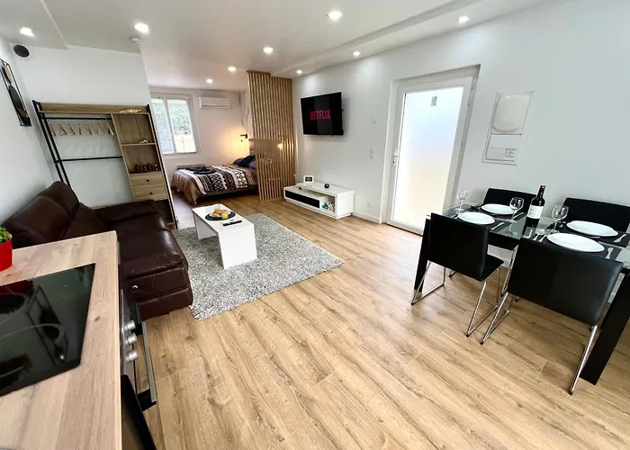 Апартаменты De Prestige Jardin Privatif Parking